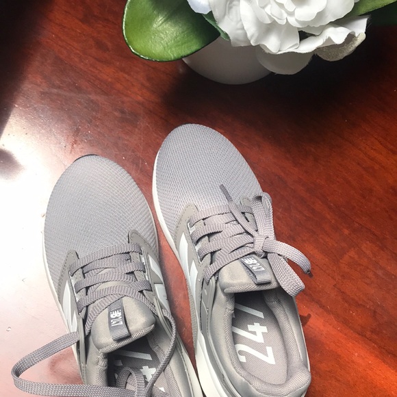 New balance sneakers never worn comes with box - Picture 7 of 7